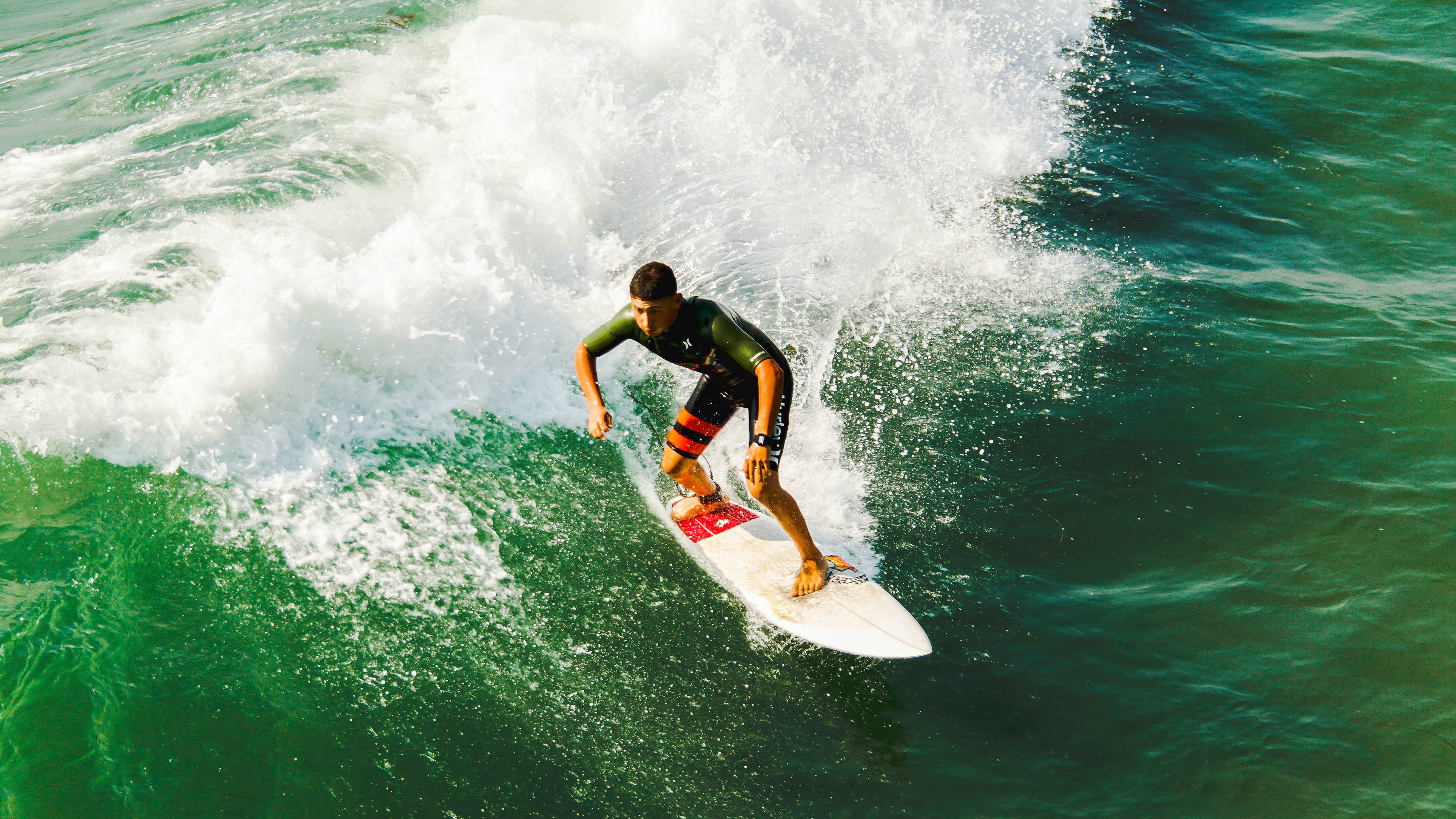 “健力赛事：高新体育中心举重场上演重磅对决，纪录挑战不断”